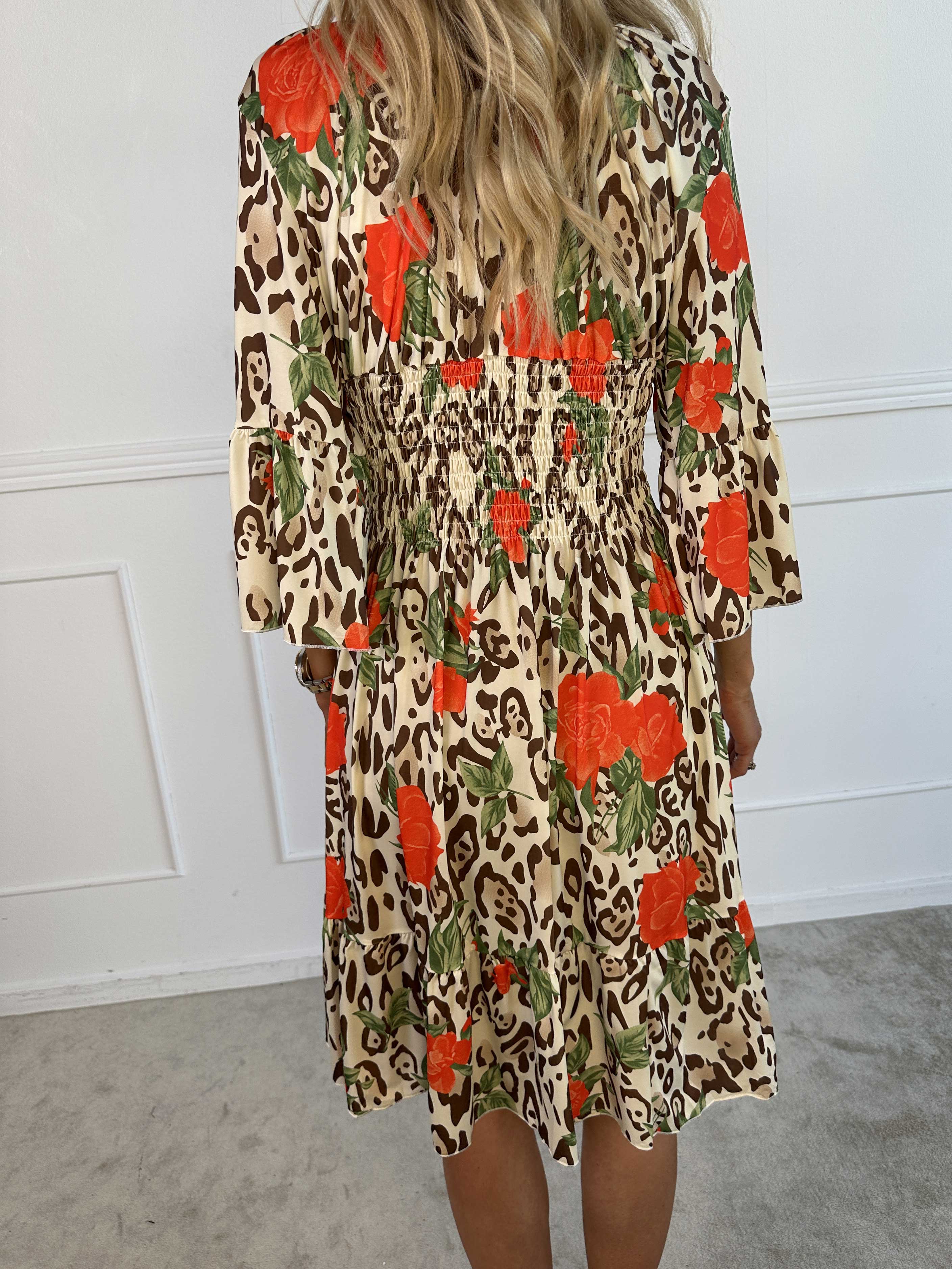 Flora Leo - Sød kjole i elastisk stof og smock i taljen